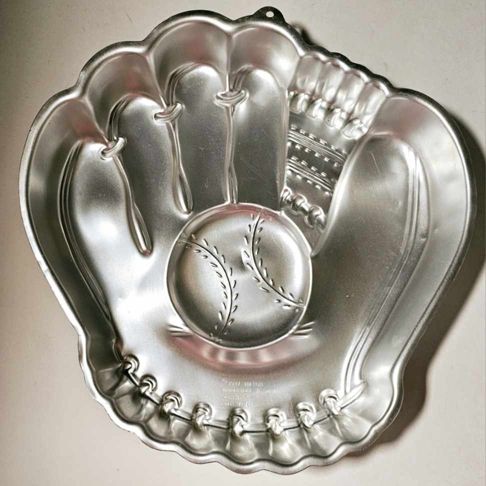 Baseball Glove Ex Rental Character Cake Tin